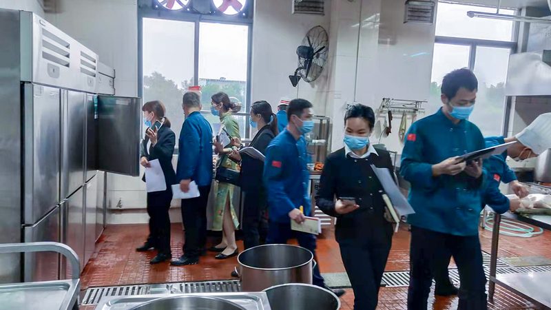 在选择膨化食品原料供应商时，首先要审查其资质。合格的供应商应具备以下条件：